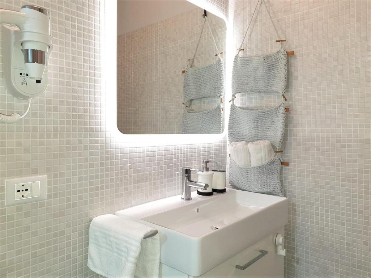 Azur Apartment Sirmione Bagian luar foto