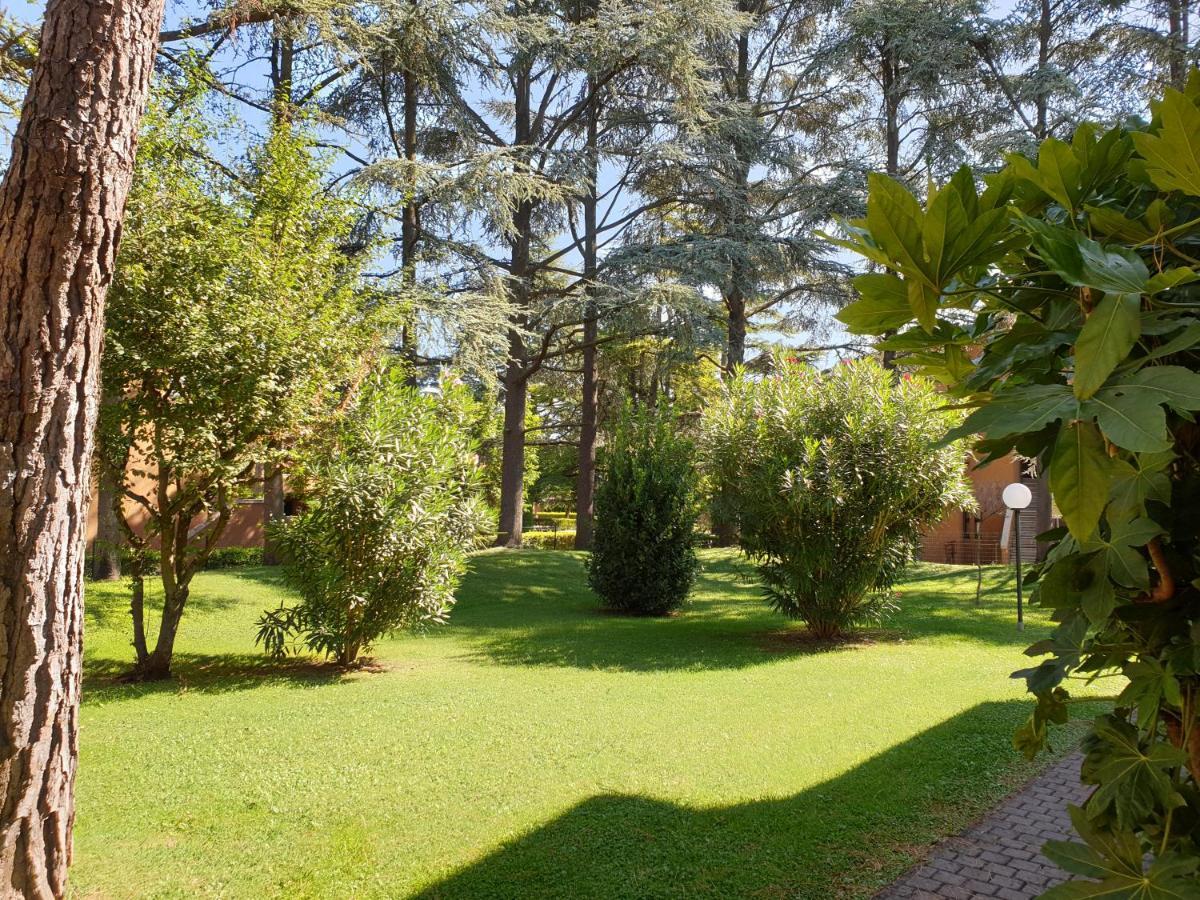 Azur Apartment Sirmione Bagian luar foto