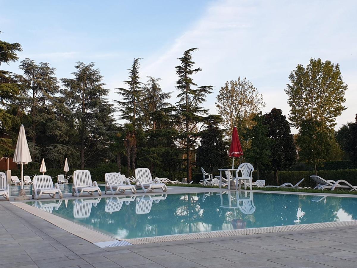 Azur Apartment Sirmione Bagian luar foto