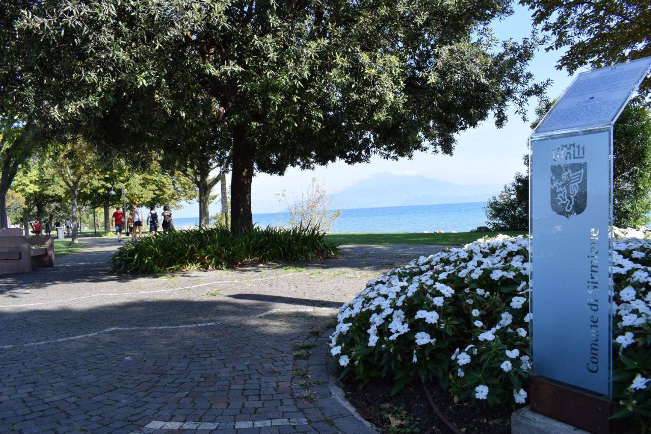 Azur Apartment Sirmione Bagian luar foto
